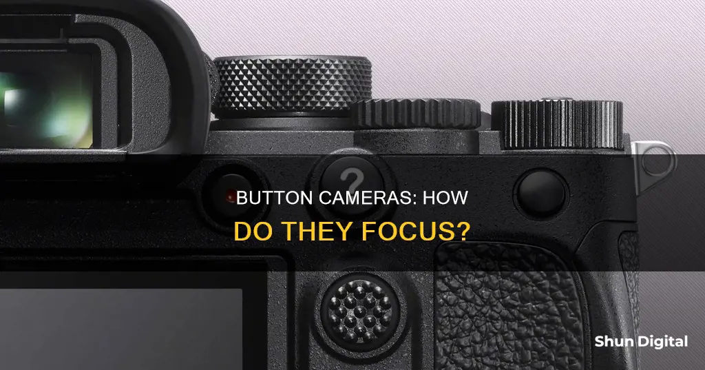 how do button cameras focus